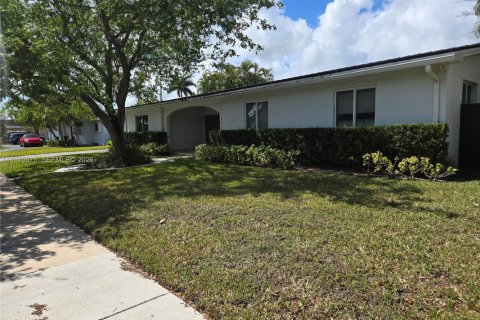 House in Miami, Florida 3 bedrooms, 169.55 sq.m. № 2040233 - photo 9