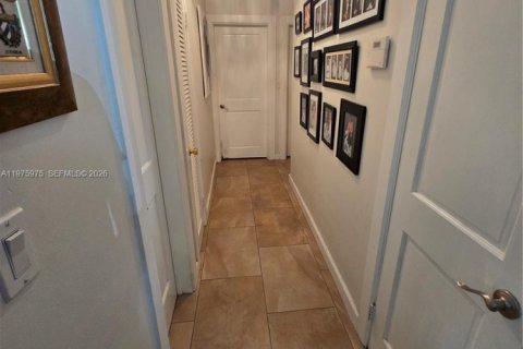 House in Miami, Florida 3 bedrooms, 169.55 sq.m. № 2040233 - photo 16