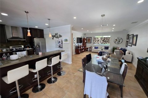 House in Miami, Florida 3 bedrooms, 169.55 sq.m. № 2040233 - photo 4