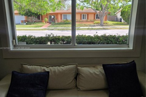 House in Miami, Florida 3 bedrooms, 169.55 sq.m. № 2040233 - photo 15