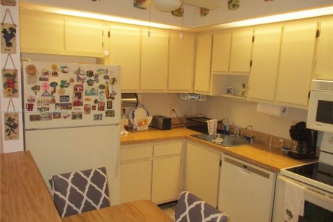 Купить кондоминиум в Тамарак, Флорида 2 спальни, 108.05м2, № 1957837 - фото 5