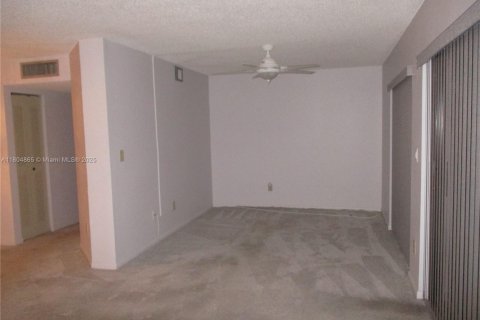 Купить кондоминиум в Тамарак, Флорида 2 спальни, 108.05м2, № 1957837 - фото 7