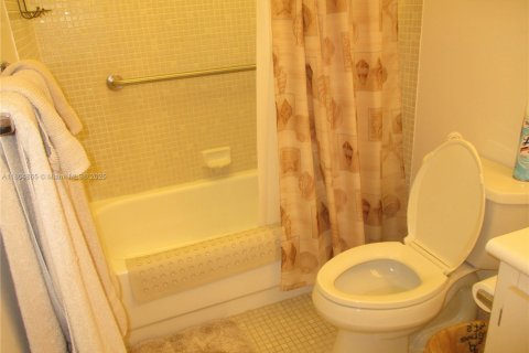 Купить кондоминиум в Тамарак, Флорида 2 спальни, 108.05м2, № 1957837 - фото 13