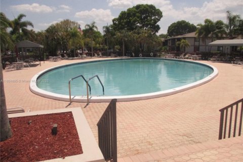 Купить кондоминиум в Тамарак, Флорида 2 спальни, 108.05м2, № 1957837 - фото 16