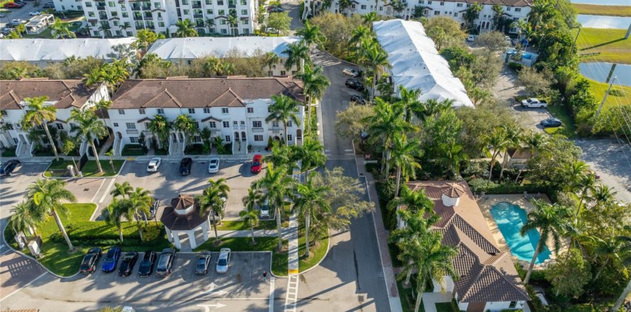 Townhouse in Miramar, Florida 3 bedrooms, 137.59 sq.m. № 1042954