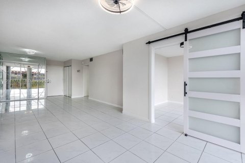 Condo in Hallandale Beach, Florida, 2 bedrooms № 2075411 - photo 10