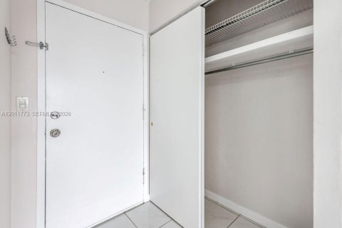 Condo in Hallandale Beach, Florida, 2 bedrooms № 2075411 - photo 8
