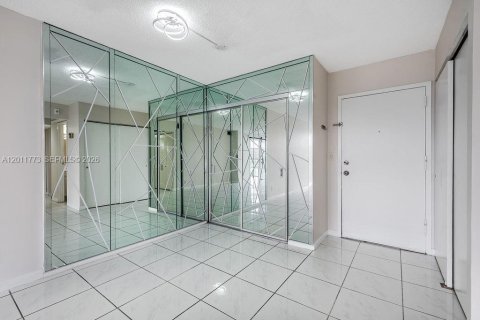 Condo in Hallandale Beach, Florida, 2 bedrooms № 2075411 - photo 9