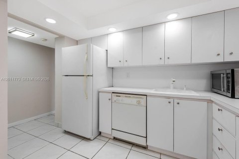Condo in Hallandale Beach, Florida, 2 bedrooms № 2075411 - photo 17