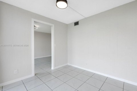 Condo in Hallandale Beach, Florida, 2 bedrooms № 2075411 - photo 12