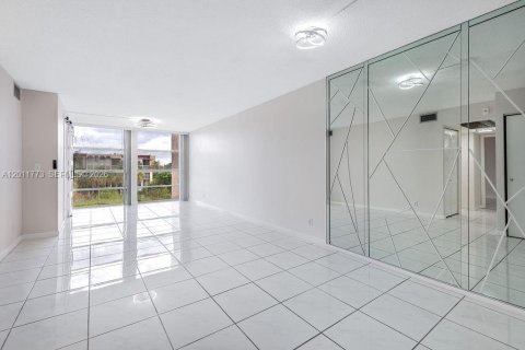 Condo in Hallandale Beach, Florida, 2 bedrooms № 2075411 - photo 6