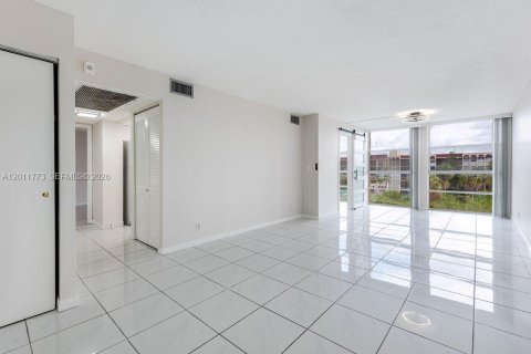 Condo in Hallandale Beach, Florida, 2 bedrooms № 2075411 - photo 7
