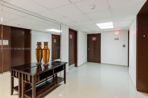 Condo in Hallandale Beach, Florida, 2 bedrooms № 2075411 - photo 29