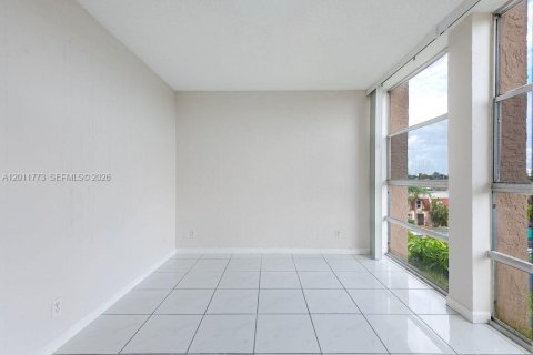Condo in Hallandale Beach, Florida, 2 bedrooms № 2075411 - photo 11