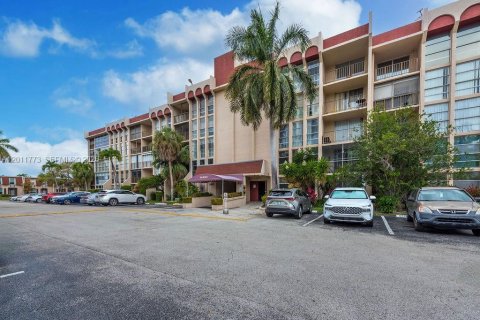 Condo in Hallandale Beach, Florida, 2 bedrooms № 2075411 - photo 4