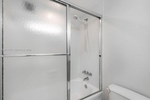 Condo in Hallandale Beach, Florida, 2 bedrooms № 2075411 - photo 21