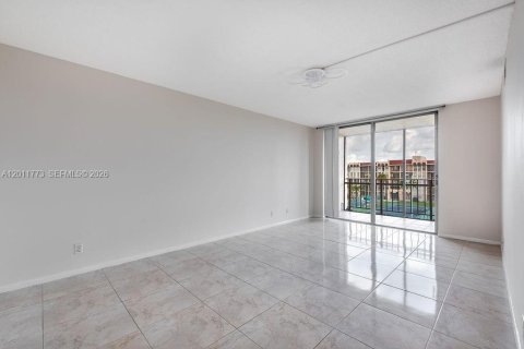 Condo in Hallandale Beach, Florida, 2 bedrooms № 2075411 - photo 18