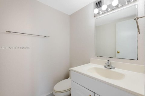 Condo in Hallandale Beach, Florida, 2 bedrooms № 2075411 - photo 14