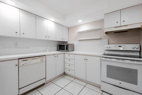 Condo in Hallandale Beach, Florida, 2 bedrooms № 2075411 - photo 16