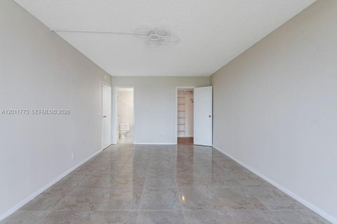 Condo in Hallandale Beach, Florida, 2 bedrooms № 2075411 - photo 19