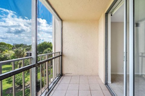 Condo in Hallandale Beach, Florida, 2 bedrooms № 2075411 - photo 24