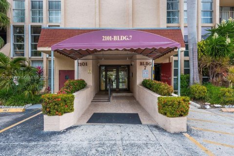 Condo in Hallandale Beach, Florida, 2 bedrooms № 2075411 - photo 5