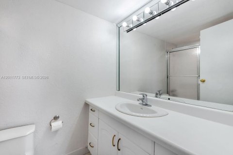 Condo in Hallandale Beach, Florida, 2 bedrooms № 2075411 - photo 20