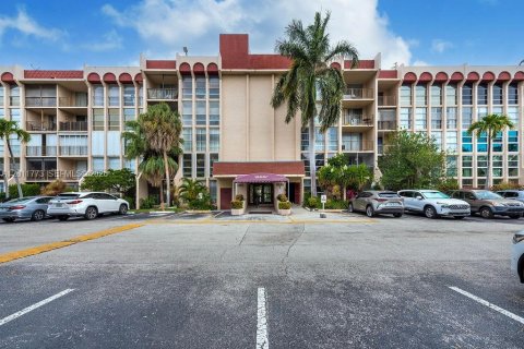 Condo in Hallandale Beach, Florida, 2 bedrooms № 2075411 - photo 3