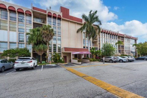 Condo in Hallandale Beach, Florida, 2 bedrooms № 2075411 - photo 2