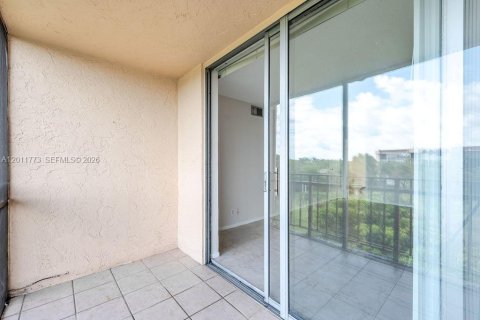 Condo in Hallandale Beach, Florida, 2 bedrooms № 2075411 - photo 25