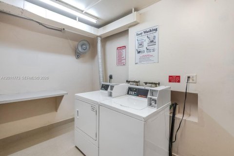 Condo in Hallandale Beach, Florida, 2 bedrooms № 2075411 - photo 28