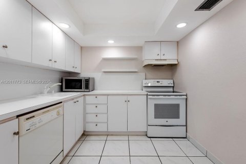 Condo in Hallandale Beach, Florida, 2 bedrooms № 2075411 - photo 15