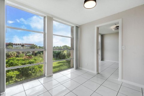 Condo in Hallandale Beach, Florida, 2 bedrooms  № 2075411