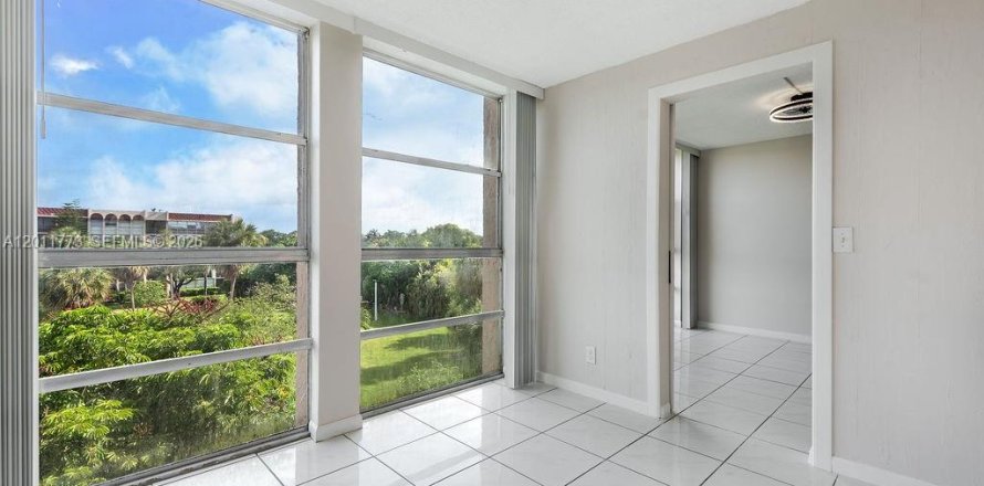 Condo in Hallandale Beach, Florida, 2 bedrooms № 2075411