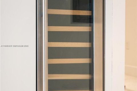 Condo in Miami, Florida, 1 bedroom  № 1997690 - photo 5