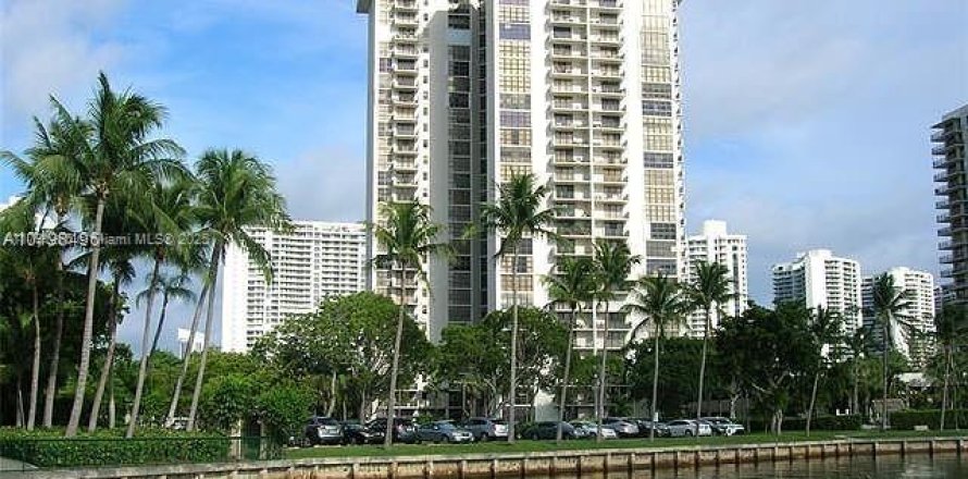 Кондоминиум с 2 спальнями в Авентура, Флорида № 1957661