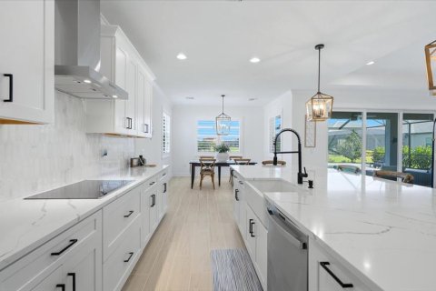 House in Venice, Florida 4 bedrooms, 260.59 sq.m. № 2139165 - photo 13