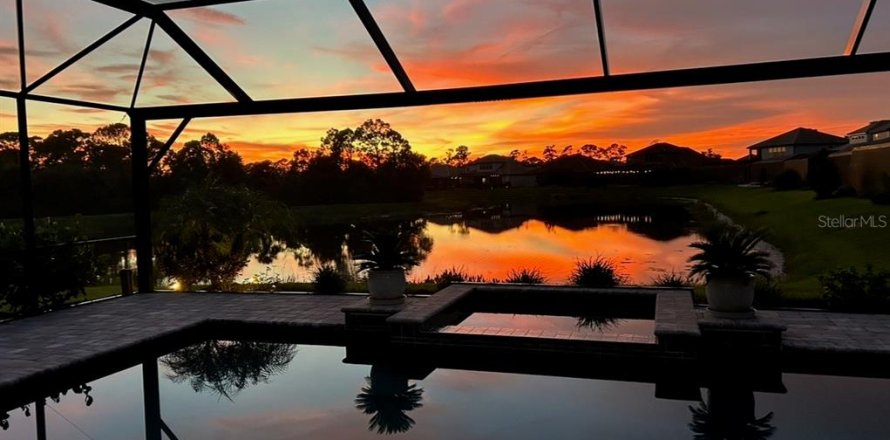 House in Venice, Florida 4 bedrooms, 260.59 sq.m. № 2139165