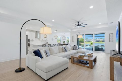 House in Venice, Florida 4 bedrooms, 260.59 sq.m. № 2139165 - photo 8