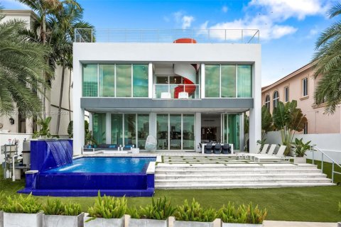 House in Sunny Isles Beach, Florida 4 bedrooms, 457.92 sq.m. № 2037318