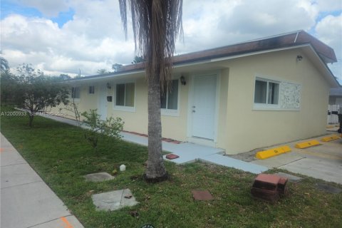 Студия в Халландейл-Бич, Флорида № 2065125