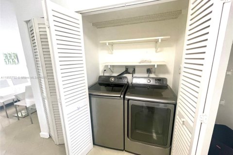 Condominio en venta en Pembroke Pines, Florida, 1 dormitorio, 56.67 m2 № 1942941 - foto 15