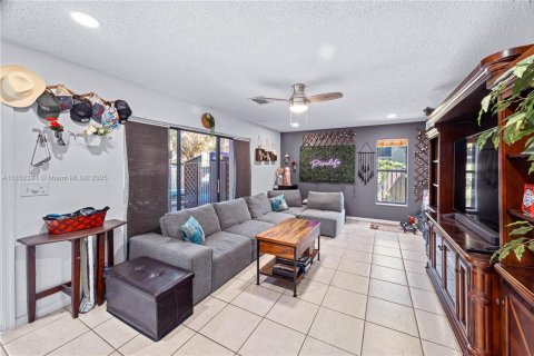 Townhouse in Coconut Creek, Florida 2 bedrooms, 109.81 sq.m. № 1859111 - photo 5