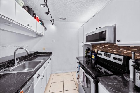 Townhouse in Coconut Creek, Florida 2 bedrooms, 109.81 sq.m. № 1859111 - photo 10
