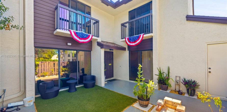 Townhouse in Coconut Creek, Florida 2 bedrooms, 109.81 sq.m. № 1859111