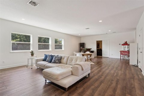 House in Winter Garden, Florida 7 bedrooms, 437.01 sq.m. № 2411543 - photo 11