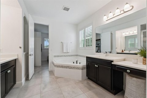 House in Winter Garden, Florida 7 bedrooms, 437.01 sq.m. № 2411543 - photo 9