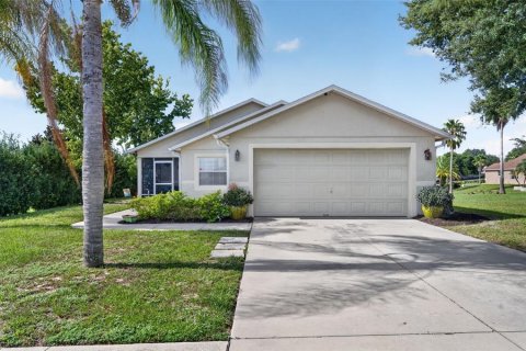 House in Clermont, Florida 3 bedrooms, 117.06 sq.m. № 2236077 - photo 2
