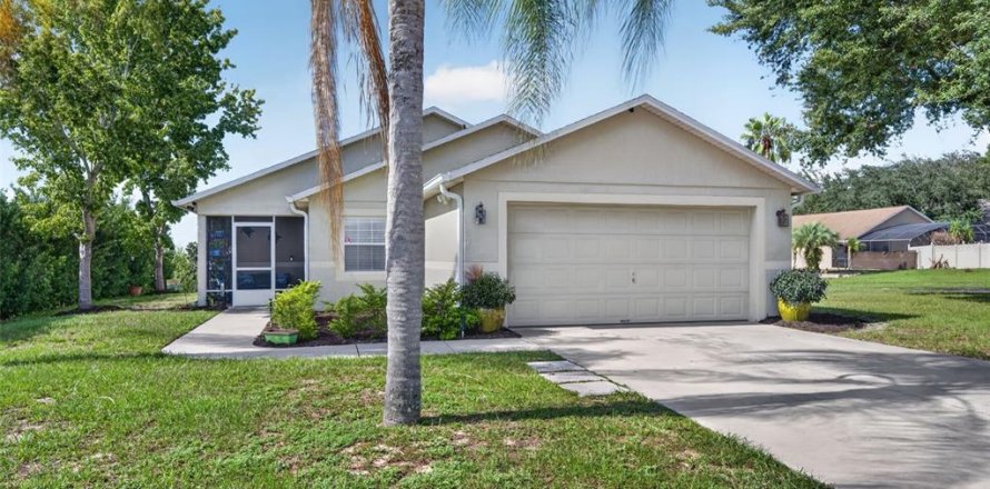 House in Clermont, Florida 3 bedrooms, 117.06 sq.m. № 2236077