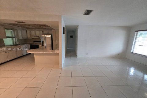 Villa ou maison à vendre à Lauderhill, Floride: 4 chambres, 160.16 m2 № 1990147 - photo 2